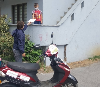 Nuray öğretmen motosikletini "EBA Mobil Destek Aracı"na dönüştürdü