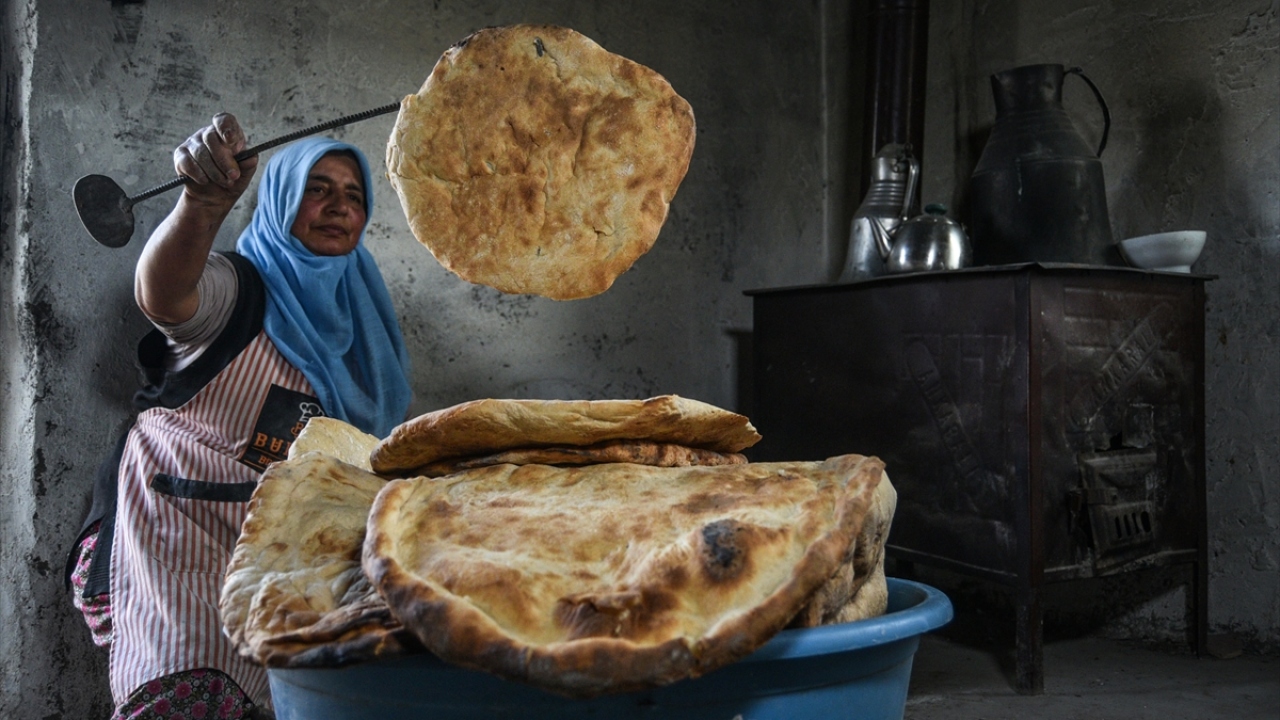 Bölgede özellikle soğuk ve yoğun kar yağışının etkili olduğu köylerde, yazın tarla işlerinin yanı sıra kışı daha rahat geçirebilmek için reçel gibi kışlık yiyecekleri yapmak için de bir araya gelen kadınlar, yıllardır ekmeklerini de kendileri hazırlıyor.