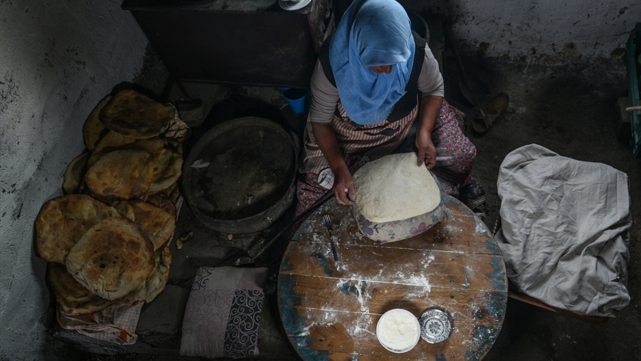 Kışı çetin geçen Kars`ta, yeni tip koronavirüs (Covid-19) salgını nedeniyle ilçe ve kent merkezine zorunlu olmadığı sürece gitmeyen bazı vatandaşlar, temel ihtiyaçlarını el ele vererek karşılıyor.