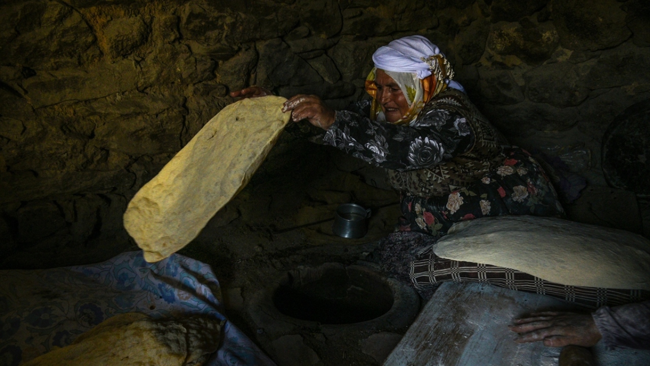 Şehrin Arpaçay ilçesi kırsal kesimindeki Kuyucuk köyünde oturan kadınlar yazın tarlalarına ektikleri buğdayları köylerdeki değirmenlerde öğüterek kışın yapacakları yiyeceklerde kullanmak amacıyla un haline getiriyor.
