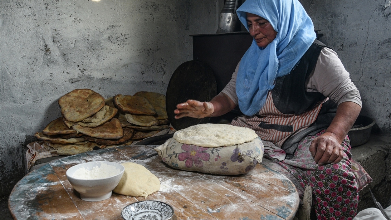Covid-19 salgını nedeniyle fırınlara ya da şehre gidip ekmek almak yerine kendi ekmeklerini bu unlardan yapmayı tercih eden kadınlar ekmek yapımı için 2 ya da 3 haftada bir ekmeği biten ailenin evinde buluşup hamur hazırlıyor.
