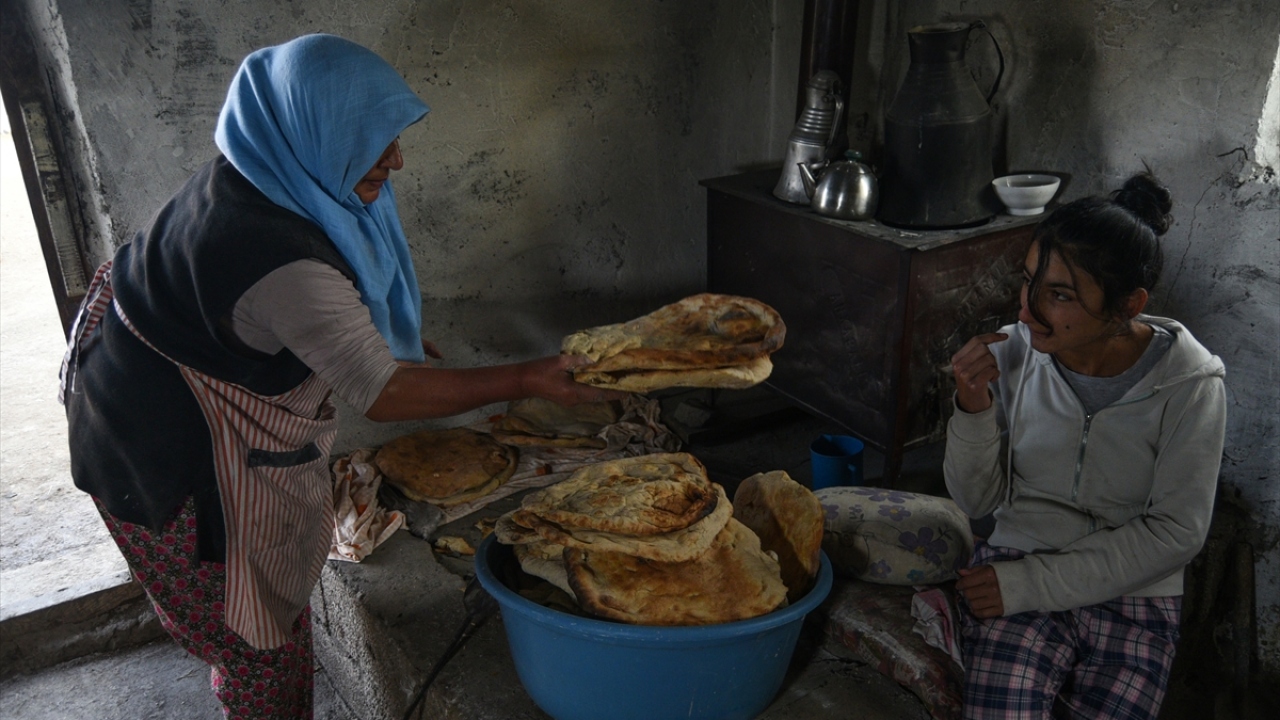 Sosyal mesafeyi sağlamak için kalabalık olmadan bir araya gelmeye özen gösteren kadınlar ardından evlerinin yakınındaki tandırlarını yakıp çok sayıda ekmek üretiyorlar.