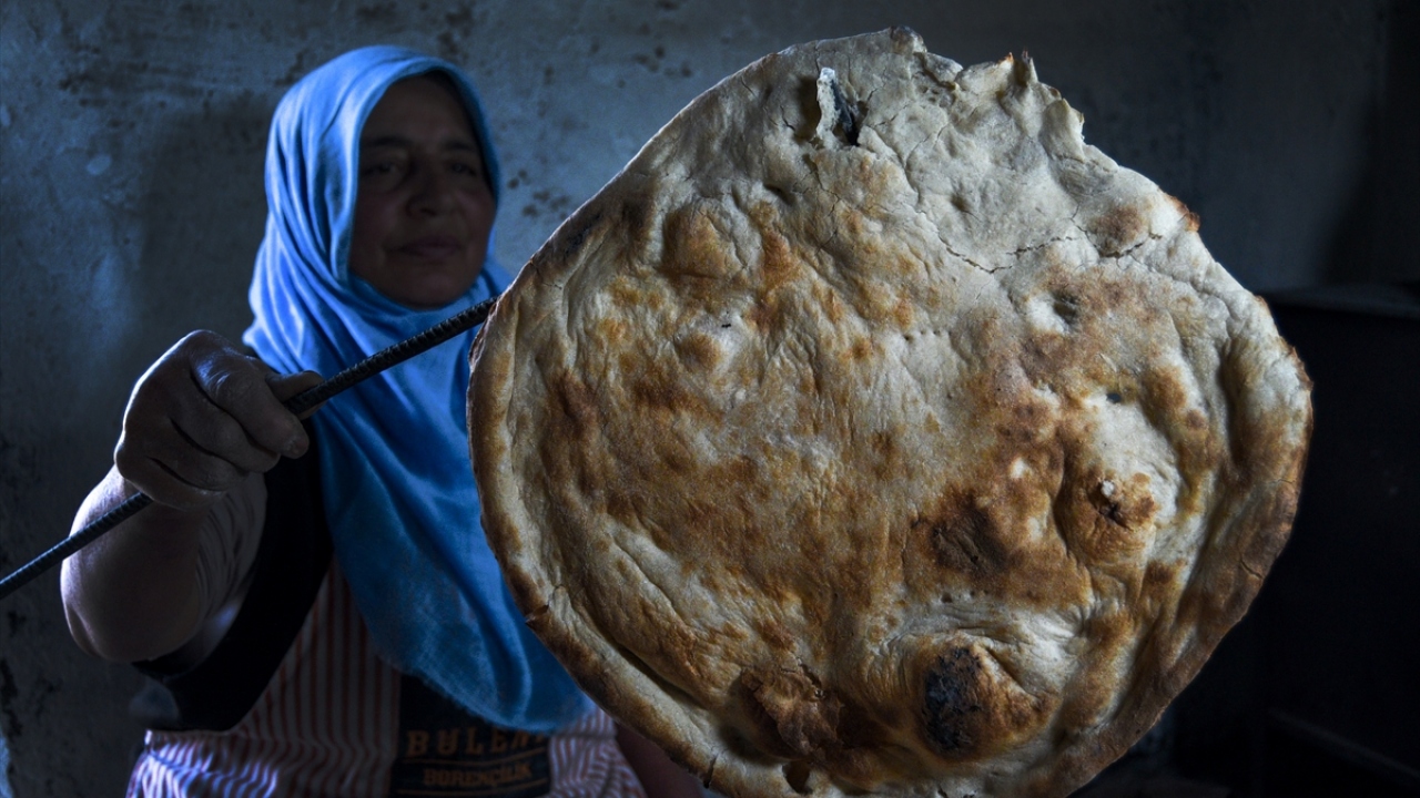 Yaklaşan kış öncesi ekmek pişirip stokladıklarını ifade eden Aydın, "Tandırımızı yaktık, kışa hazırlık yapıyoruz. Yazın kendi ektiğimiz buğdayların hasadını yapıp civar köylerdeki eski su değirmenlerinde öğüttük ve şimdi de ekmek yapıyoruz." dedi.