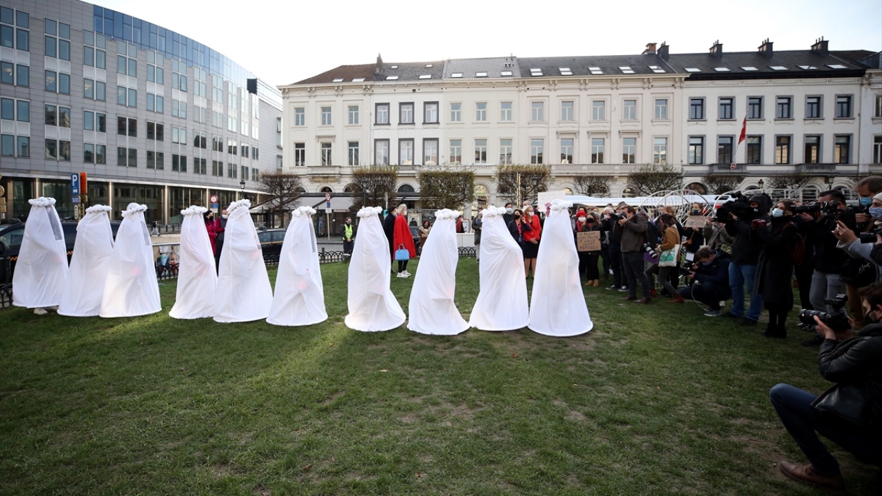 Çok sayıda kişinin katıldığı gösteride, bir grup kadın beyaz giysi giydi.