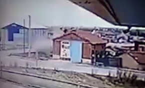 Takla atan araçtan savrulan sürücü evin çatısına düştü