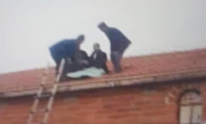 Takla atan araçtaki sürücü evin çatısına böyle uçtu