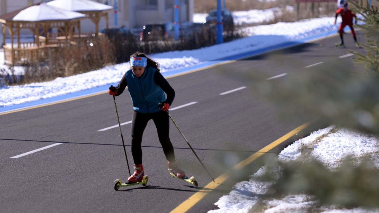Araçlarla yan yana kayaklı koşu yaparak çalışma yürüten sporcuların çalışmaları, sürücülerin de ilgisini çekiyor.