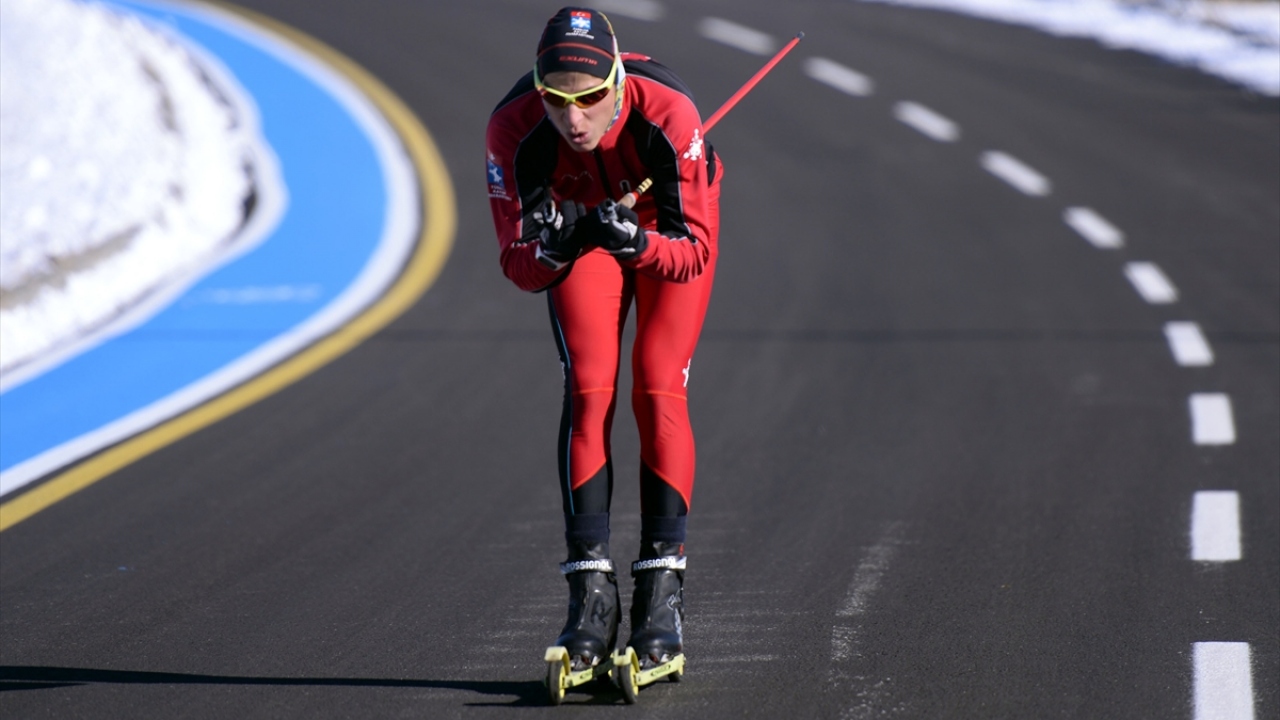 Türkiye Kayak Federasyonu Kayaklı Koşu Teknik Kurul Üyesi ve Kamp Müdürü Seyfullah Bayraktar, çalışmaların günde üç antrenmanla devam ettiğini söyledi.
