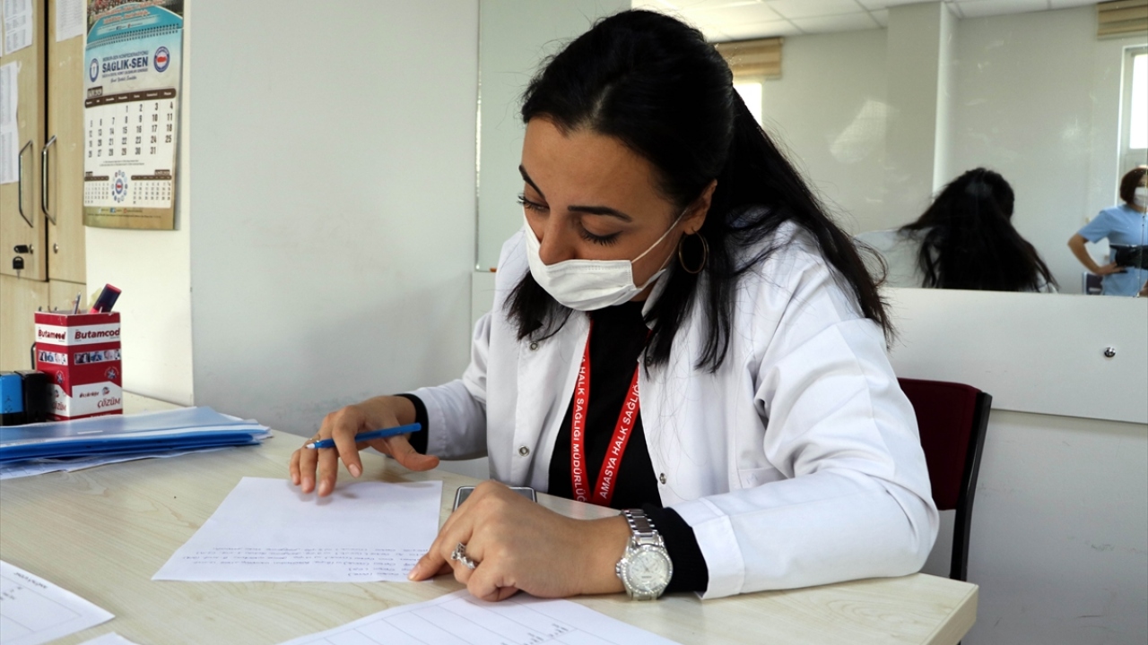 Türkiye`nin salgınla mücadelesinde mesai kavramı gözetmeksizin görevlerini sürdüren sağlık çalışanları, Covid-19 hastalarını iyileştirmek için fedakarca mücadele veriyor.