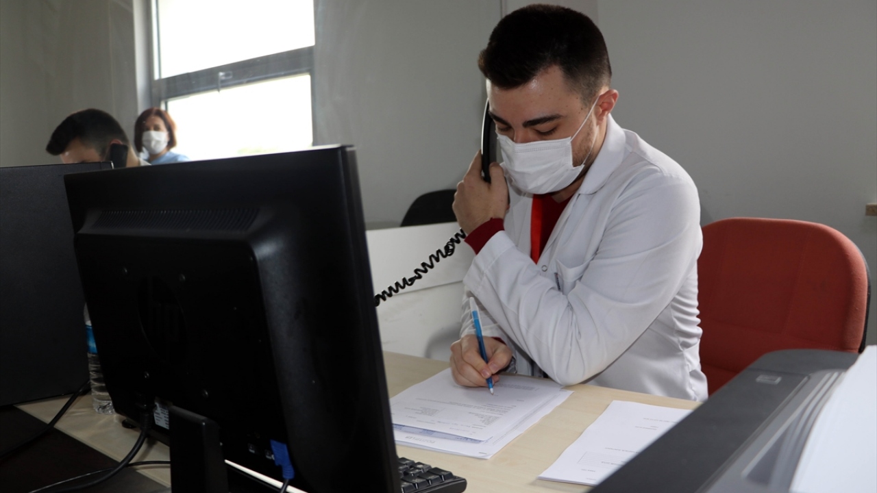 Amasya`da görev yapan 12 filyasyon ekibi, 6 ilçede 7 gün 24 saat esasıyla virüsü taşıyanlarla teması olan kişilere ulaşarak yeni tanı süreçlerini başlatıyor.