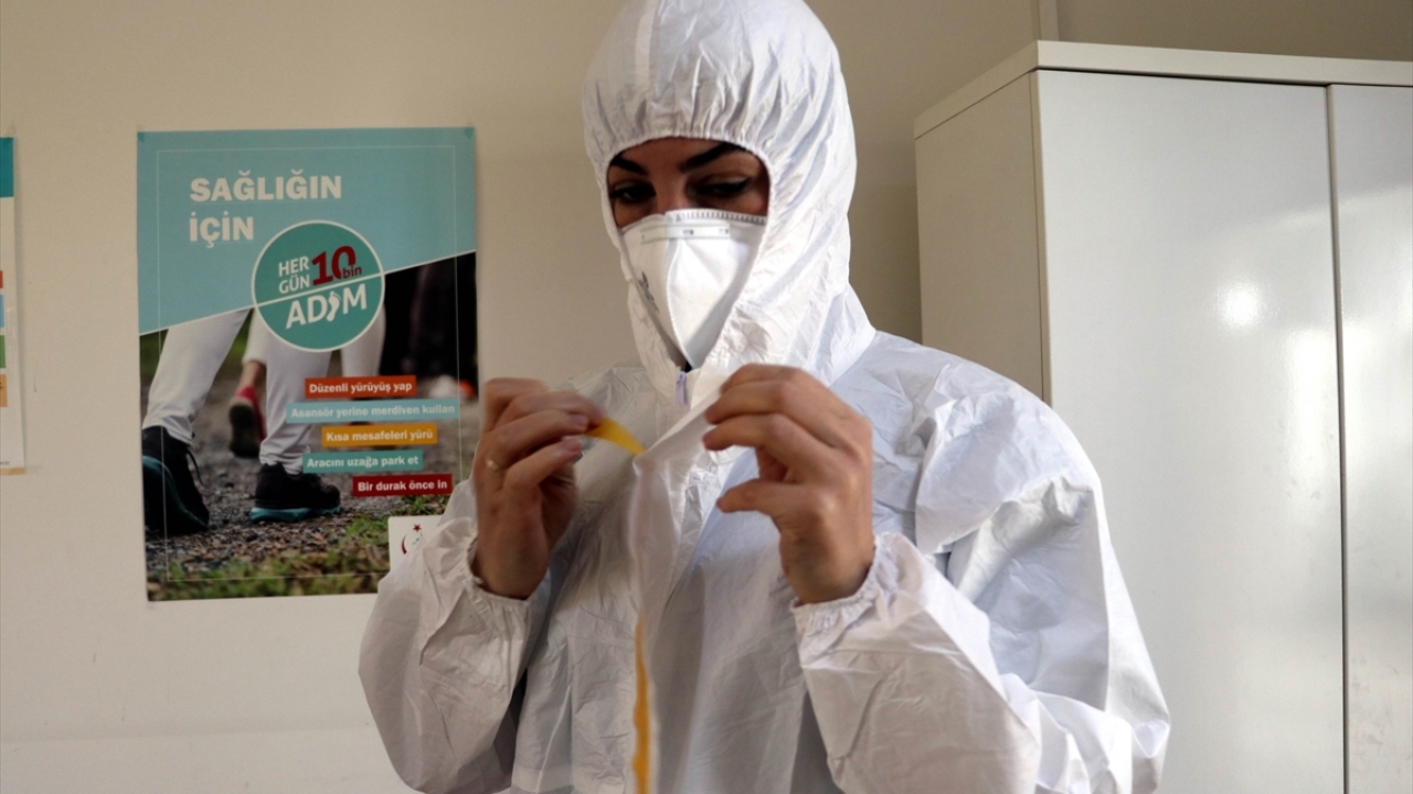 Risk altındaki kişilerin takibini yapan ekipler, gelen çağrılar üzerine evleri ziyaret ediyor, risk altındaki vatandaşların koronavirüs belirtisi taşıyıp taşıyamadığına bakıyor, genel sağlık durumlarını kayıt altına alıyor. 