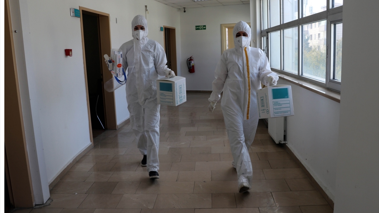 Gerektiği durumda hastalara ilaç veren ekipler, acil durumlarda hastaların veya temaslıların hastaneye sevkini sağlıyor.