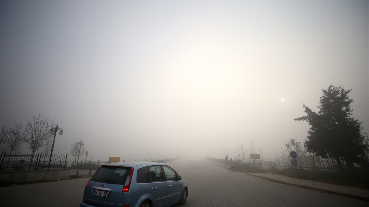 Trafik ekipleri, yoğunluğun olduğu noktalarda önlem alırken sürücüleri dikkatli ilerlemeleri, yakın takip ve hız yapmamaları konusunda uyardı.