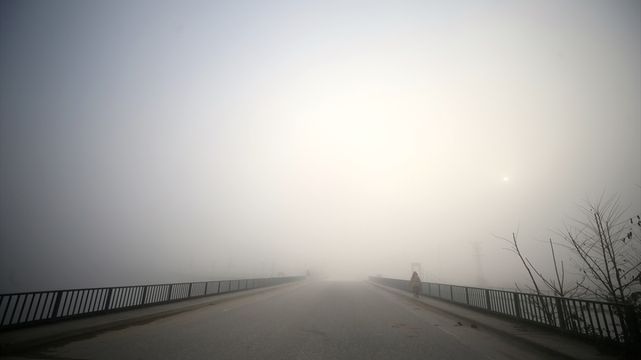 Atatürk Bulvarı, İstanbul, Mimar Sinan caddeleri, Düzce-Kalıcı Konutlar bağlantı yolu, D-655 kara yolu ile D-100 kara yolunun Çoban, Öztürkler ve Soğancı mevkilerinde sürücüler ilerlemekte güçlük çekti.