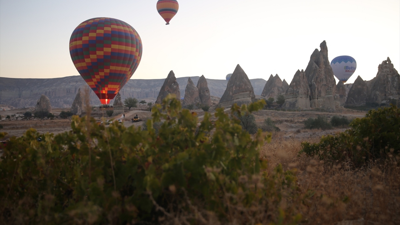 Bölgedeki çok sayıda firmaya ait onlarca sıcak hava balonu, gün doğumu vaktinde ekiplerce hazırlanarak, birer birer gökyüzüne yükseliyor.