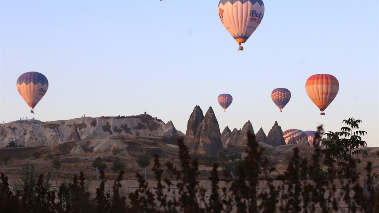 Kapadokya semalarında rengarenk görüntü oluşturan balonlar, yaklaşık bir saat boyunca tura devam ediyor.