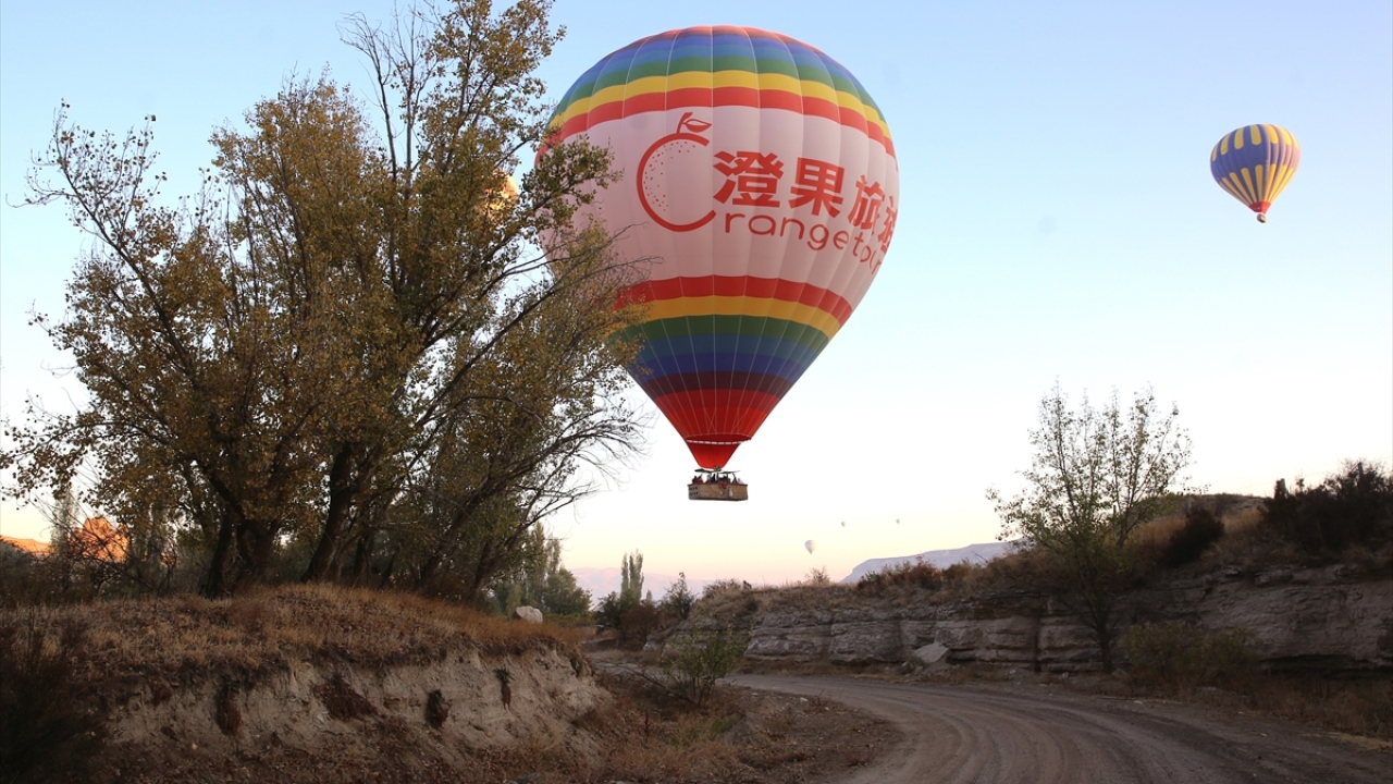 Arkadaşı ile tura katılan Baran Atıcı da ilk kez geldiği Kapadokya`da katıldığı balon turundan büyük keyif aldığını aktardı.