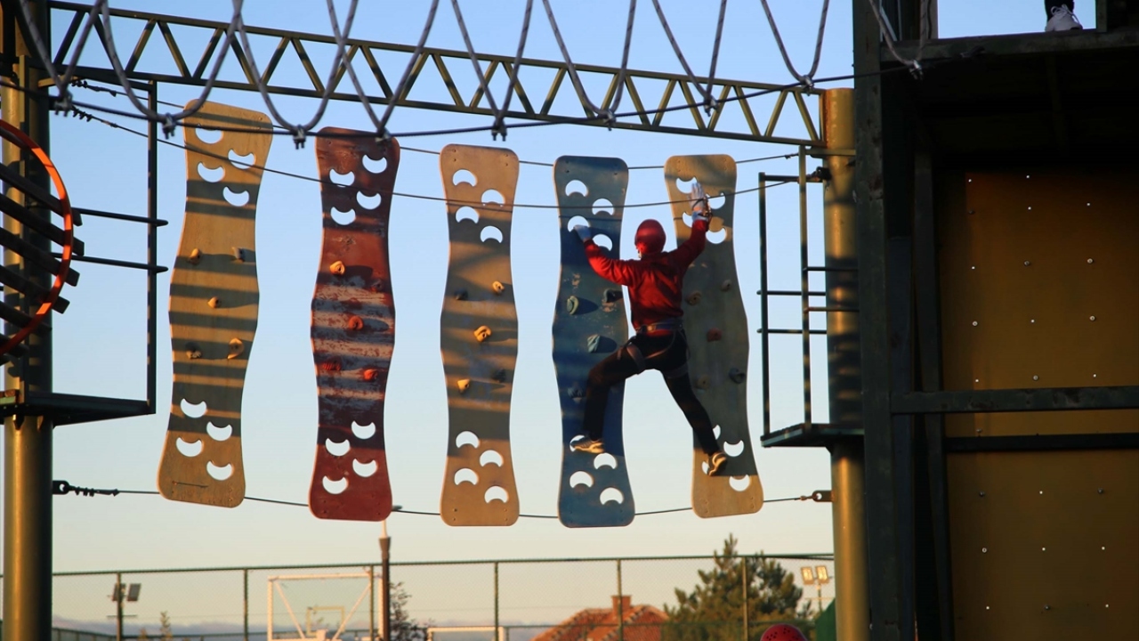 Çocukları ve yakınları ile kampa katılan sağlık çalışanları, iki gün boyunca bisiklet, tırmanış, okçuluk, golf, dart, el sanatları, paintball, tenis ve zipline etkinliğinde sosyal mesafe ve maske kuralına uyarak bir araya geldi. 