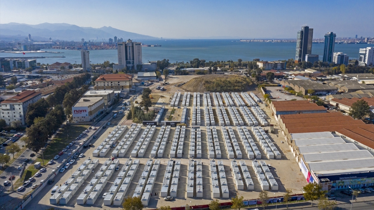 Kalorifer sistemiyle ısıtılan 21 metrekare büyüklüğündeki konteynerlerde duş, tuvalet ve sıcak su donanımlarının yanı sıra internet gibi hizmetler de depremzedelere sunuluyor.