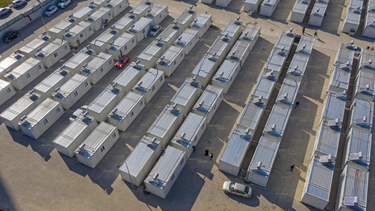 Konteyner kentin bir sokağına Rıza Bey Apartmanı enkazından 91 saat sonra kurtarılan Ayda`nın, bir sokağına da Doğanlar Apartmanı enkazından 65 sonra çıkarılan Elif`in ismi verildi. 