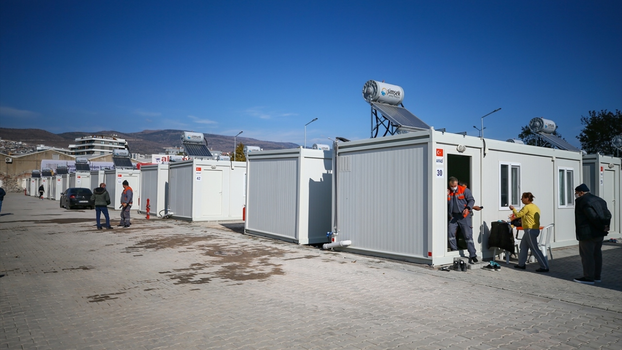 Depremzedelerden Salih Altun, yaptığı açıklamada, depremden sonra çadır kentte kendilerine yer verildiğini ve yaşamlarını orada sürdürdüklerini söyledi.