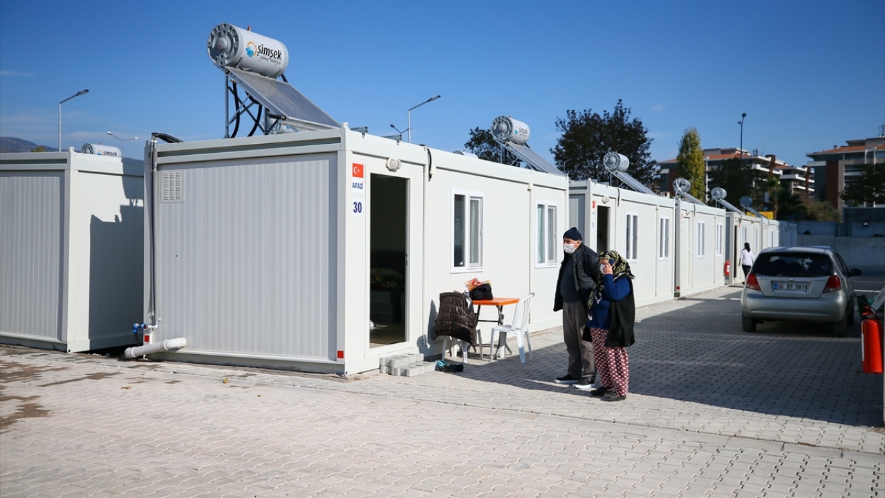 Konteyner kentin hazırlanmasının ardından 4 çocuğuyla yeni yaşam alanlarına taşındıklarını aktaran Altun, burada kendileri için hemen her şeyin düşünülmüş olmasını büyük bir memnuniyetle karşıladıklarını dile getirdi. 