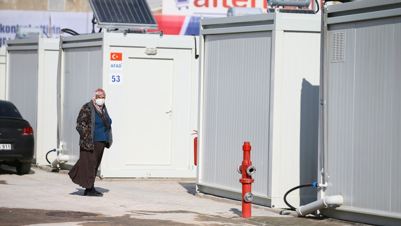 "Konteyner kenti çocukluğumun geçtiği mahalleye benzetiyorum"