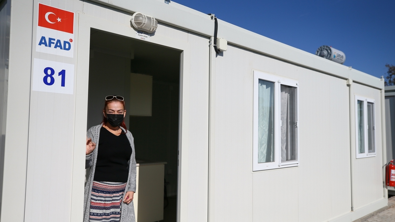 Depremzede Ayla Yalçın da depremde binalarının ağır hasar aldığını, daha sonra da kontrollü olarak yıkıldığını söyledi.