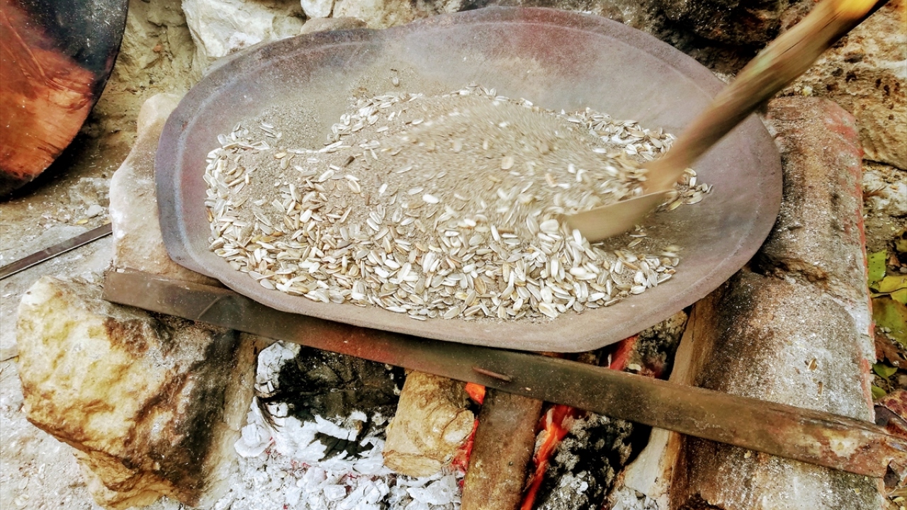 Vatandaşlar hazırlanması zahmetli olan çekirdeğin büyük ilgi gördüğünü belirterek, kumdan lezzetini alan çekirdeğin özellikle kış aylarında tüketildiğini kaydetti.