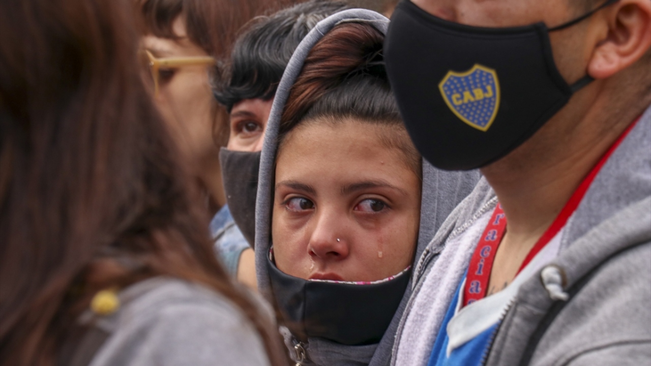 Başkanlık binasının önündeki Mayıs Meydanı`nda dün gece toplanan Maradona`nın sevenleri, futbolcuya son kez veda etmek için Casa Rosada`ya girmeye başladı.