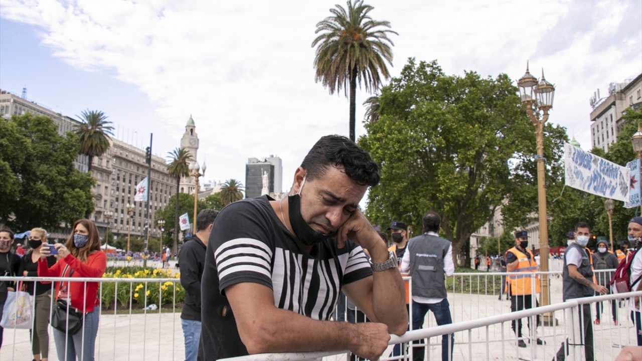 Gece saatlerinde cenaze merasimi için Maradona`nın naaşının getirildiği Devlet Başkanlığı binası Casa Rosada, yerel saatle 06.00`da kapılarını ziyaretçilere açtı.