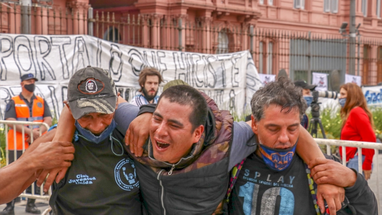 Maradona`nın ölümünün ardından dün binlerce kişi sokağa dökülmüş ve gece boyunca futbolcuyu anmak için sloganlar atmıştı.