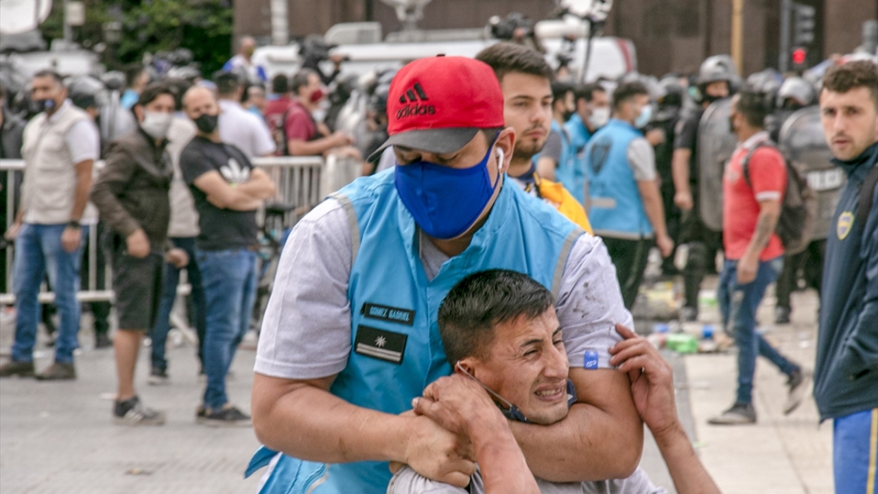 Zaman zaman ziyaretçilerle güvenlik güçleri arasında itişmeler yaşanıyor.