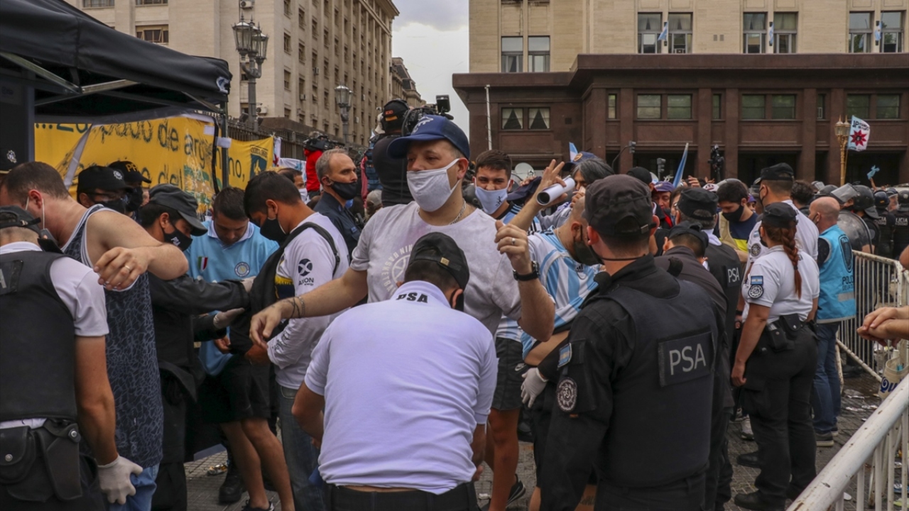 Yerel saatle 16.00`ya kadar sürecek ziyaret için binlerce kişilik kuyruk oluşmuş durumda.