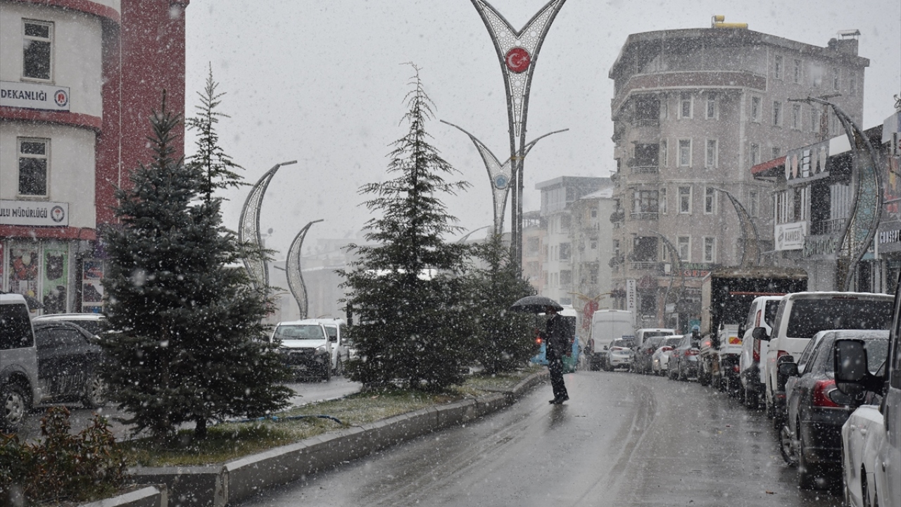 Yağış nedeniyle kent merkezi beyaza bürünürken, bazı araçlar yolda ilerlemekte güçlük çekti. Yağışla birlikte kent merkezinde güzel görüntüler oluştu.