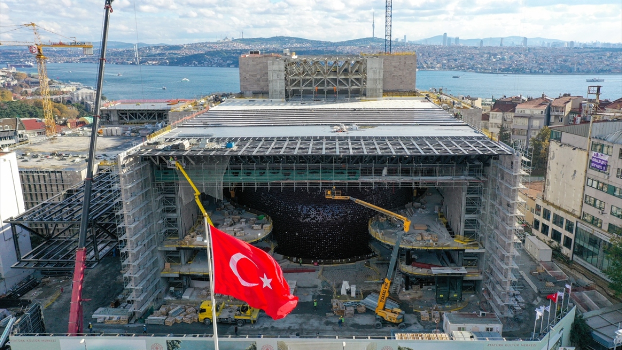 İlk AKM`nin mimarı olan Hayati Tabanlıoğlu`nun oğlu mimar Murat Tabanlıoğlu`nun imzasını taşıyan merkezin inşaatında çalışmalar aralıksız sürüyor.