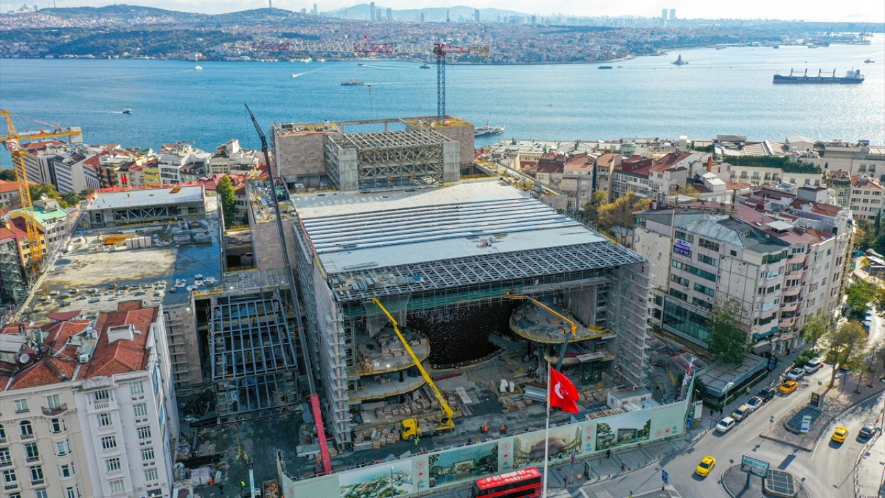 Koronavirüs salgını nedeniyle AKM`de çalışmalar, sosyal mesafe kurallarına uyularak sürdürülüyor. 