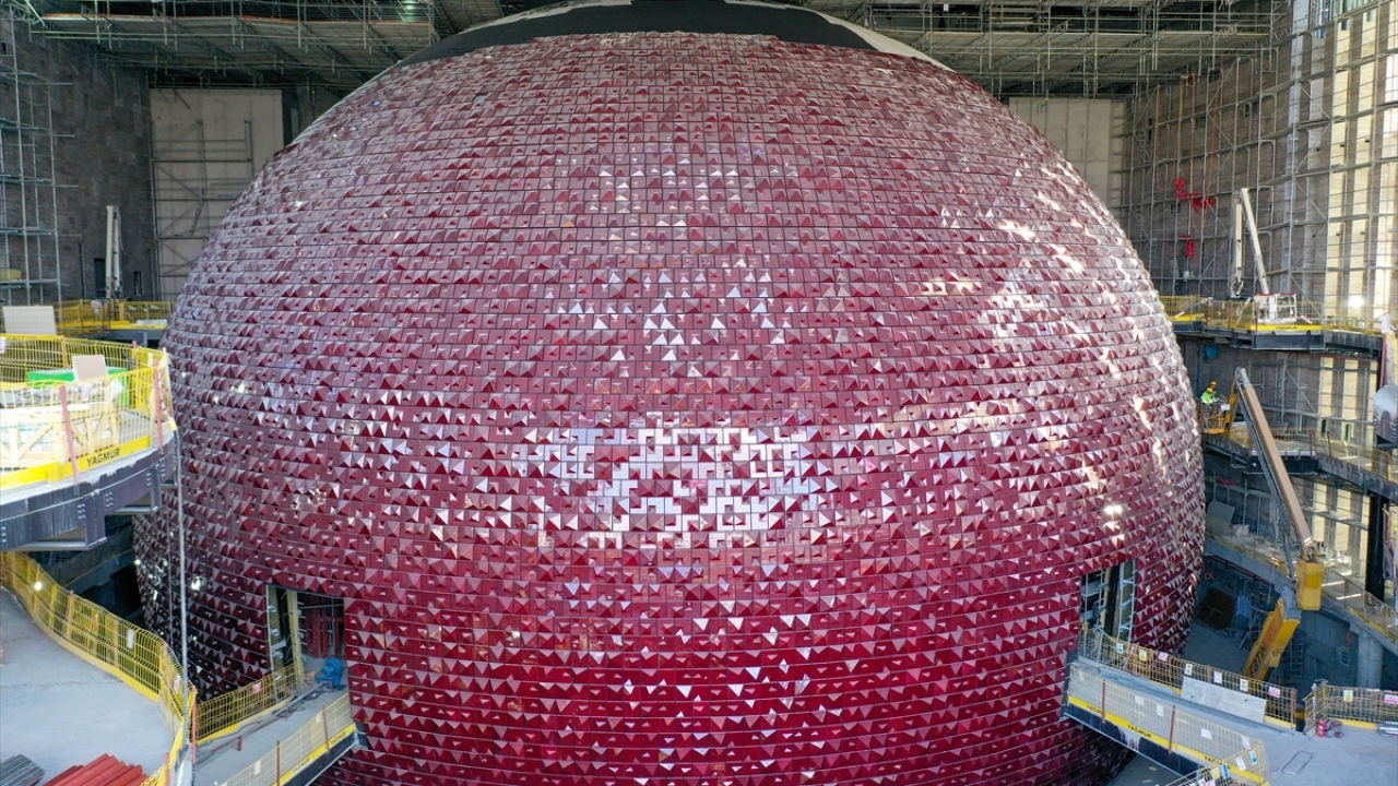 15 bin adet özel el yapımı kırmızı seramik kullanılarak yapılan opera kulesindeki çalışmalar sona yaklaştı. Opera içindeki sahne koltuk altı basamaklar tamamlandı. 