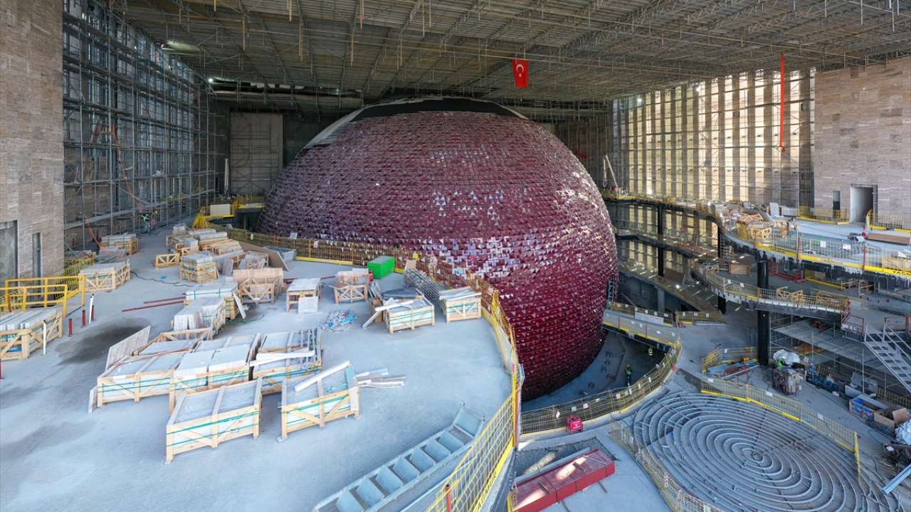 Yeni AKM`nin bina dışı ve çatı işlerinin yüzde 90`ı bitirilirken, çelik işleri de tamamlandı. 