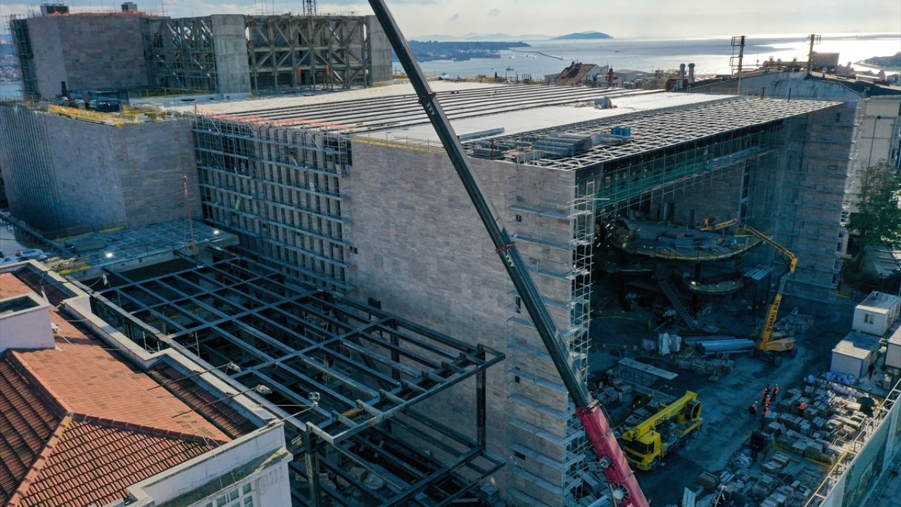 AKM`de kullanılacak ahşap kaplamaların siparişleri verildi. Sahne sisteminde kullanılacak motorların da sevkiyatı başladı. 