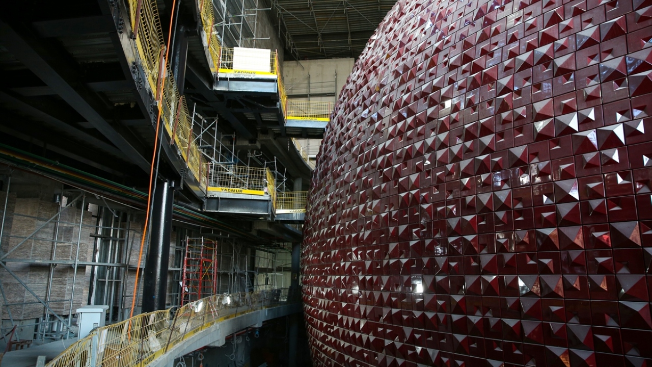 4 katlı kapalı otopark tamamlanırken alt katlardaki elektrik ve mekanik işlerin yapımı devam ediyor.