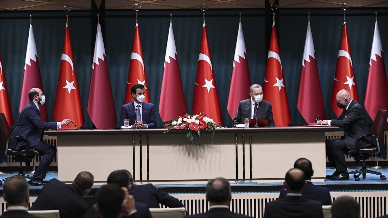 Cumhurbaşkanı Recep Tayyip Erdoğan ve Katar Emiri Şeyh Temim bin Hamad Al Sani`nin Cumhurbaşkanlığı Külliyesi`nde baş başa ve heyetler arası görüşmelerinin ardından çeşitli anlaşmaların imza törenine geçildi. 