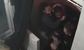 Fransa'da polisler kendilerine direnen siyahiyi darp etti