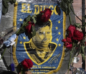 Maradona son yolculuğuna uğurlandı