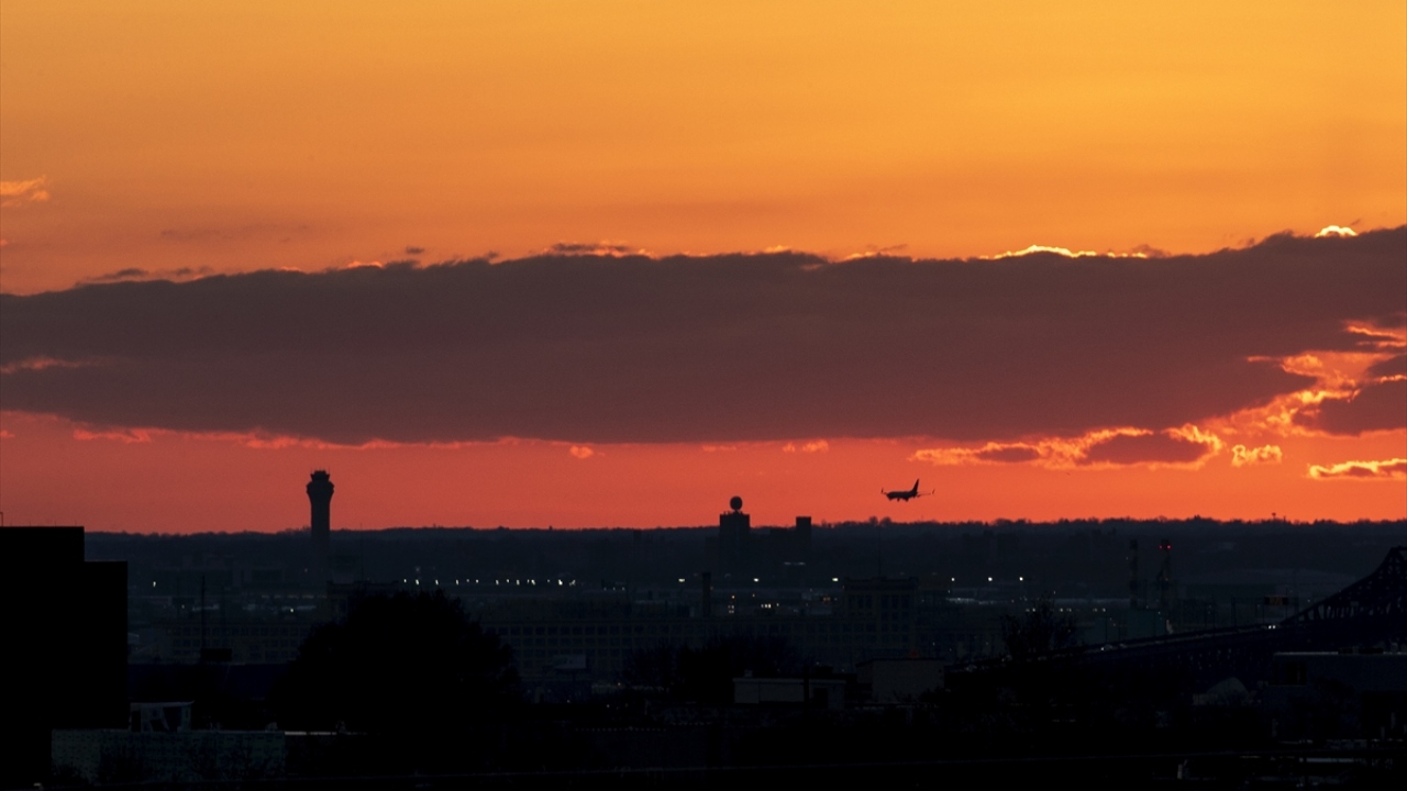 Amerika Birleşik Devletleri`nin New Jersey eyaletindeki Newark Liberty Uluslararası Havaalanı`nda gün batımıyla oluşan kızıllık güzel görüntüler oluşturdu.