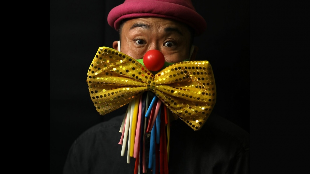 Sanatçı da bu konuda alıcıları uyarıyor ve kendisinin de dışarı çıkarken ürettiği çılgın maskeleri değil, koruyucu özelliği olan cerrahi maskeleri kullandığını söylüyor.