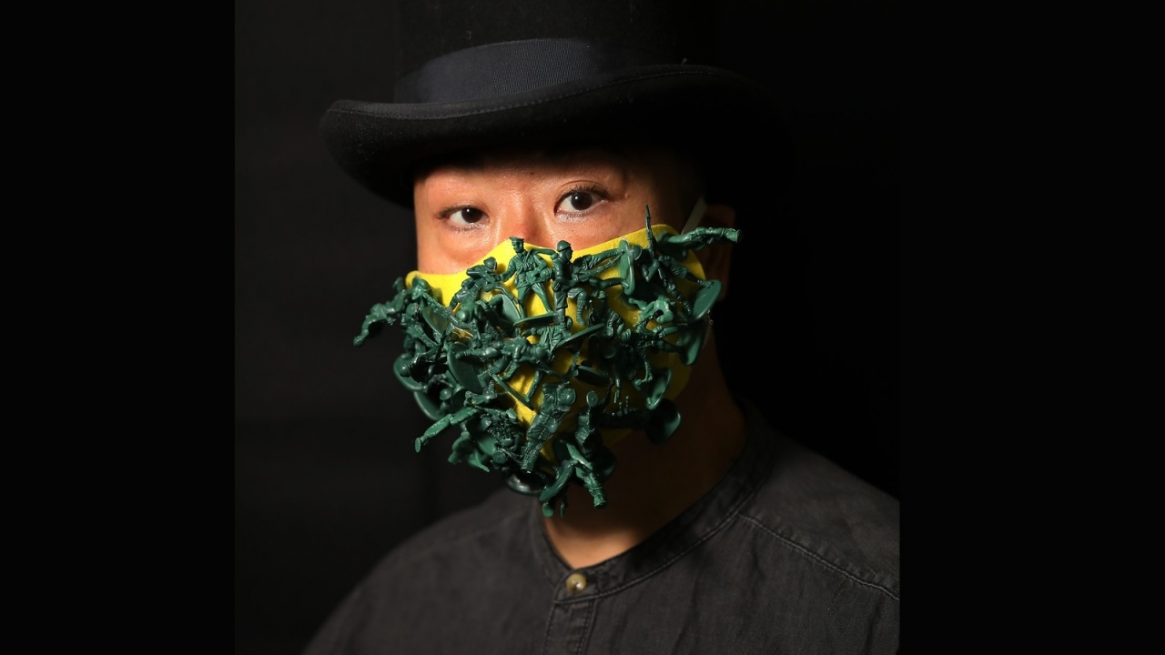 Şu ana dek 200`e yakın maske tasarlayan sanatçı, bunları Facebook ve Instagram hesaplarından takipçileriyle paylaşıyor. 