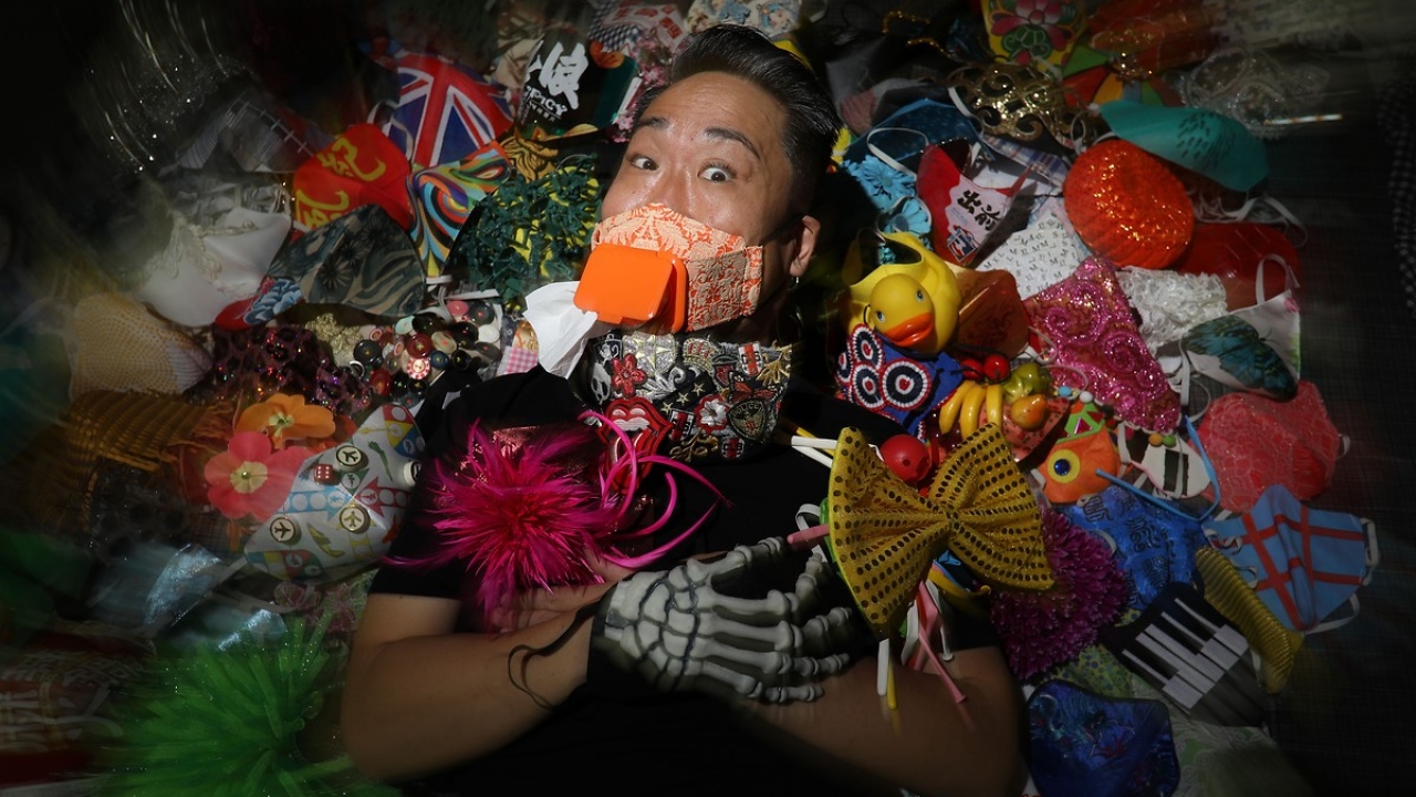 50 yaşındaki Edmond Kok Wai-ho, düğmelerden patates cipsine, kağıt bardaklardan plastik süzgece kadar sayısız materyali kullanarak yüz maskeleri tasarlıyor. 
