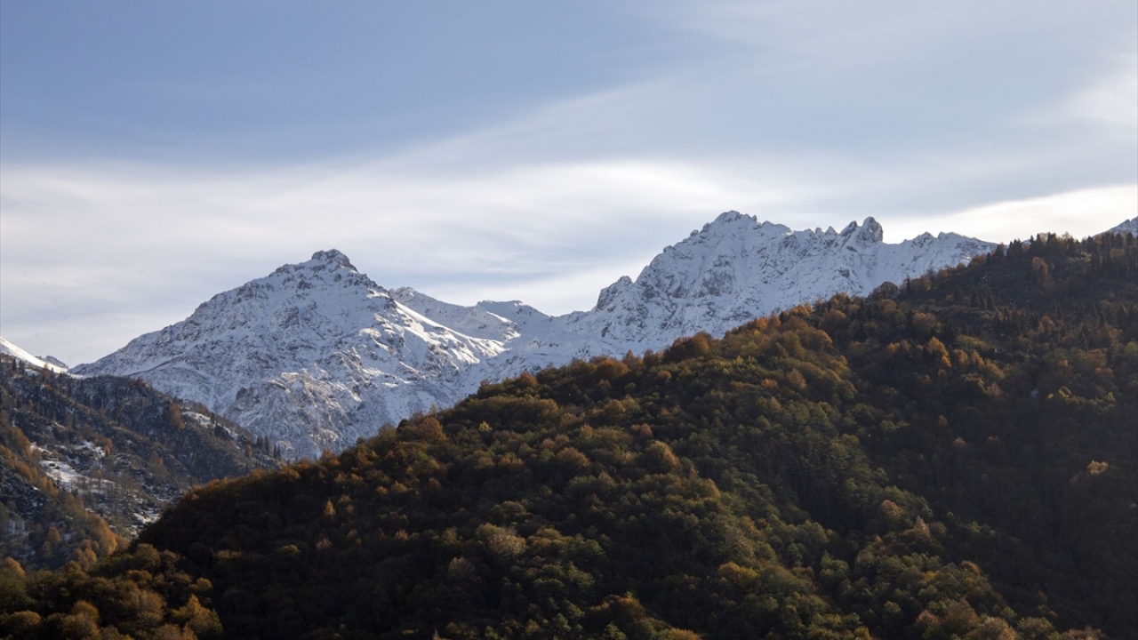 Marsis Dağı`nın eteklerinde yer alan Boyuncuk köyünde hava sıcaklığının düşmesi ile kar yağışı etkili oldu.