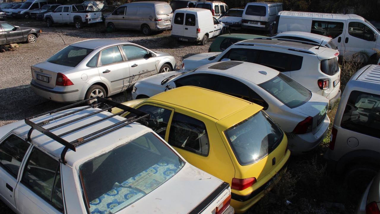 Şehzadeler ilçesinde, içinde 600`ün üzerinde otomobil ve motosiklet bulunan yediemin deposuna çekilen araçlar hurdaya döndü.